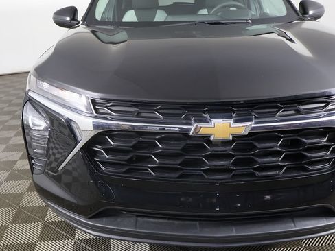 Used 2025 Chevrolet Trax LS FWD image 10