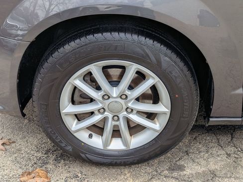 Used 2019 Dodge Grand Caravan SXT image 14