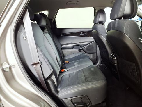 Used 2016 Kia Sorento LX w/ LX Convenience Package image 12