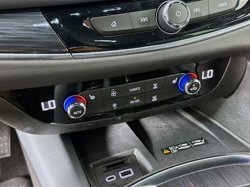 Used 2024 Buick Enclave Essence image 23