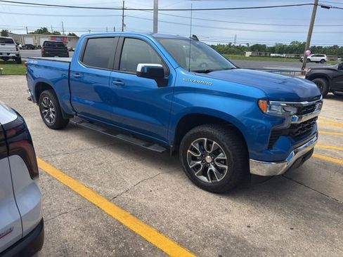 Used 2023 Chevrolet Silverado 1500 LT AWD/4WD image 2
