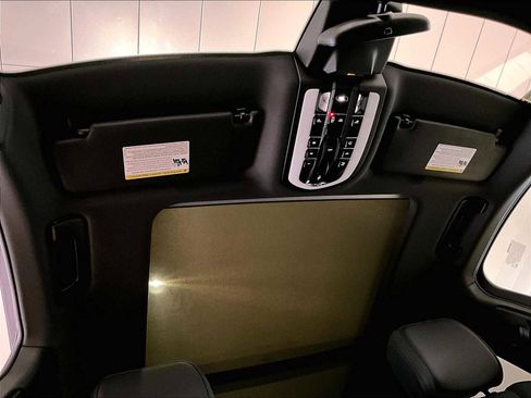 Used 2025 Porsche Macan image 25