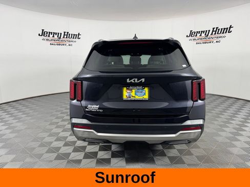 Used 2025 Kia Sorento S w/ Panoramic Sunroof Package image 8