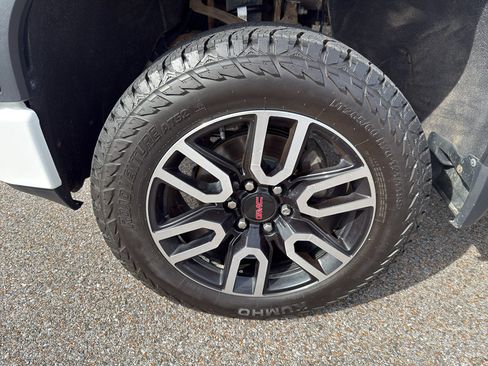 Used 2022 GMC Sierra 1500 AT4 w/ AT4 Premium Package AWD/4WD image 9