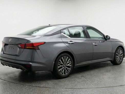 Used 2025 Nissan Altima 2.5 SV image 9