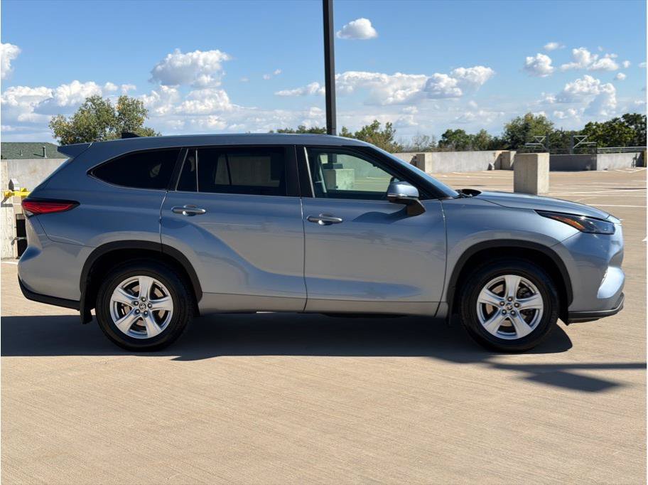 Used 2023 Toyota Highlander LE AWD/4WD image 9
