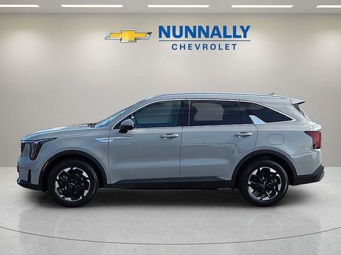 Used 2025 Kia Sorento S image 2