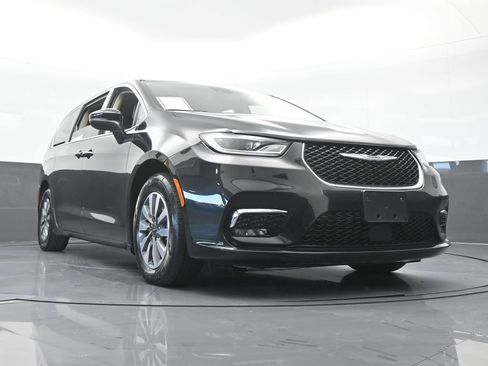 Used 2023 Chrysler Pacifica Touring-L FWD image 63