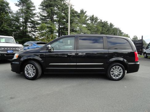 Used 2016 Chrysler Town & Country Touring-L w/ Driver Convenience Group FWD image 8