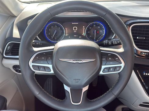 Used 2023 Chrysler Pacifica Touring-L FWD image 20