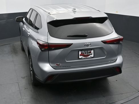 Used 2024 Toyota Highlander XLE image 31