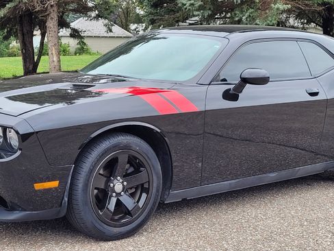 Used 2014 Dodge Challenger SXT image 2