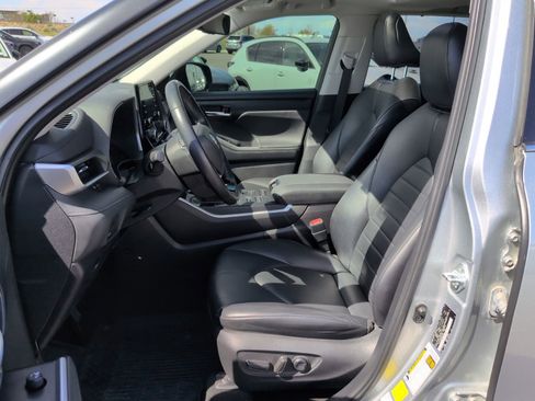 Used 2021 Toyota Highlander XLE AWD/4WD image 9