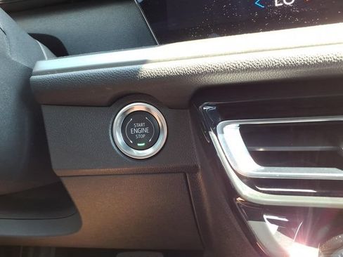 Used 2025 Chevrolet Traverse LT AWD/4WD image 36