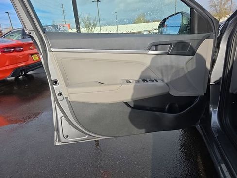 Used 2019 Hyundai Elantra SE image 16