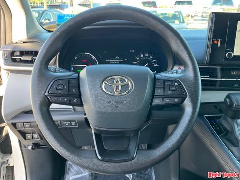 Certified 2025 Toyota Sienna LE FWD image 22