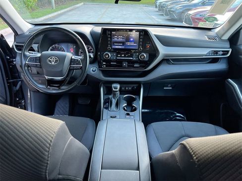 Used 2021 Toyota Highlander LE image 19