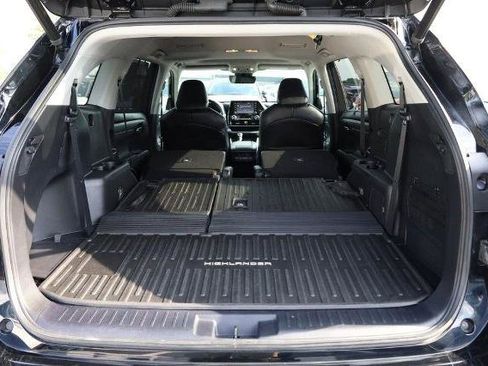 Used 2022 Toyota Highlander XLE AWD/4WD image 9
