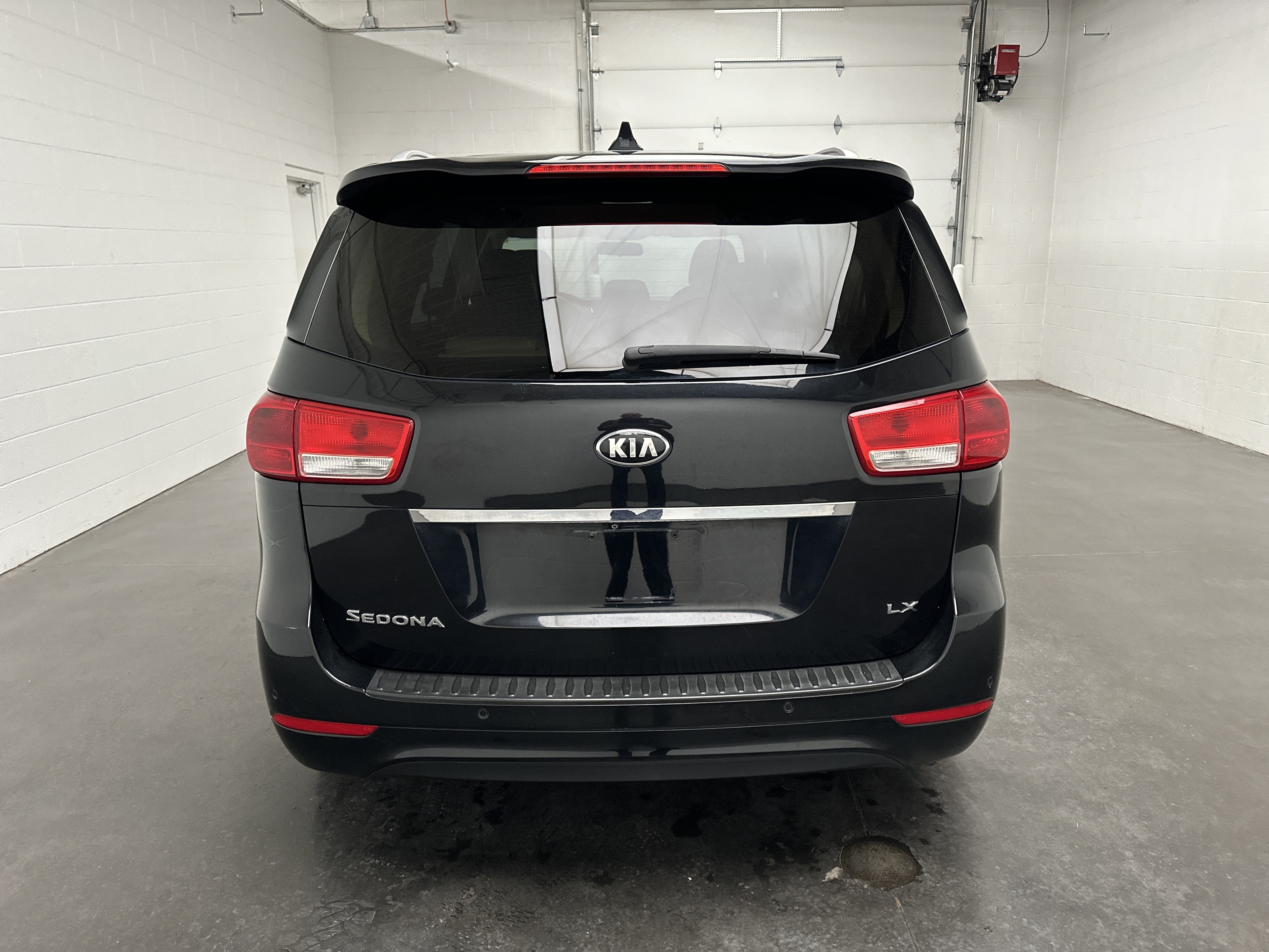 Used 2017 Kia Sedona LX w/ LX Essentials Premium Package FWD image 8