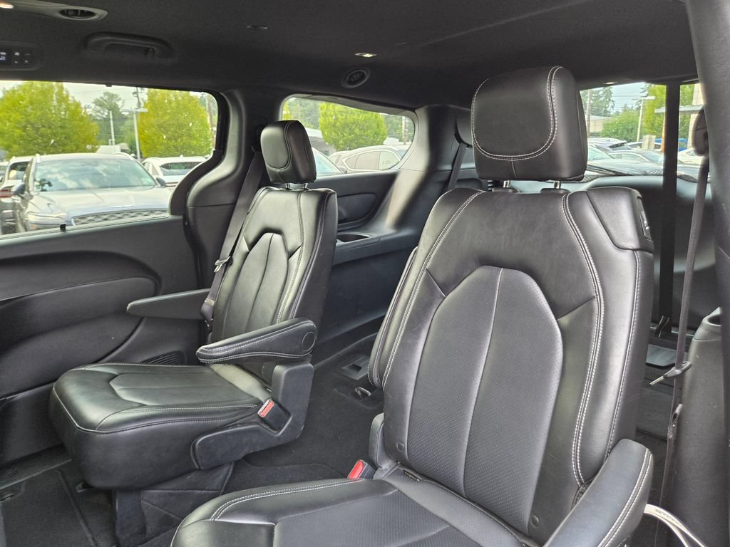 Used 2025 Chrysler Pacifica Select FWD image 17