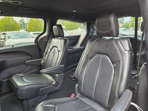 Used 2025 Chrysler Pacifica Select FWD image 17