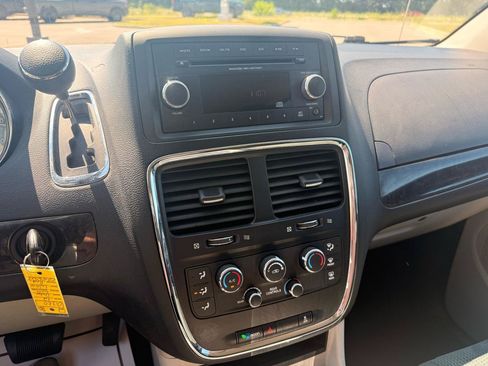 Used 2012 Dodge Grand Caravan SXT FWD image 19