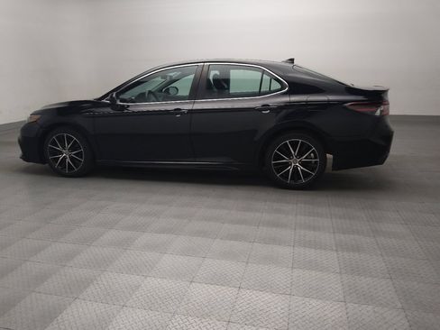 Used 2021 Toyota Camry SE image 3