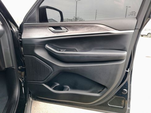 Used 2023 Jeep Grand Cherokee Limited w/ Black Appearance Package image 14