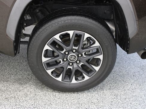 Used 2023 Toyota Tundra Limited w/ Power Package AWD/4WD image 12