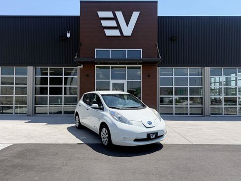 Used 2015 Nissan Leaf S w/ Charge Package FWD image 1