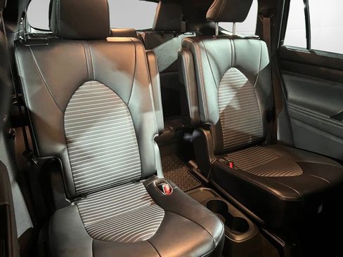 Used 2023 Toyota Highlander L image 18