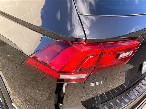 Certified 2022 Volkswagen Tiguan SEL R-Line image 28