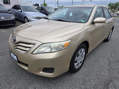 Used 2010 Toyota Camry LE image 1