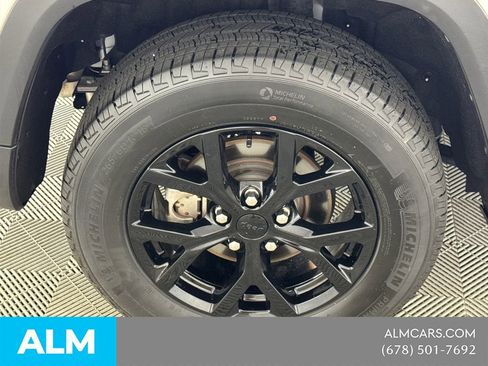 Used 2025 Jeep Grand Cherokee Altitude AWD/4WD image 21