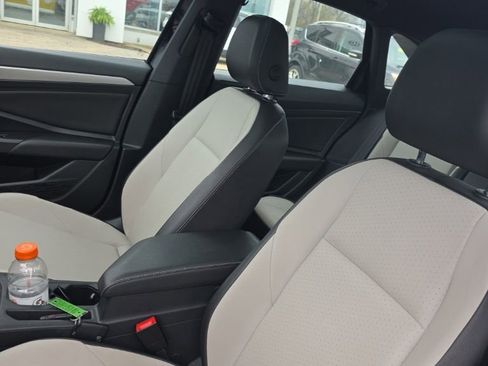 Used 2021 Volkswagen Jetta R-Line w/ R-Line Cold Weather Package image 4