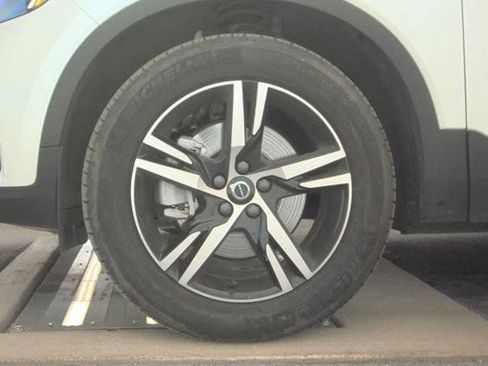 Used 2025 Volvo XC40 B5 Core image 7