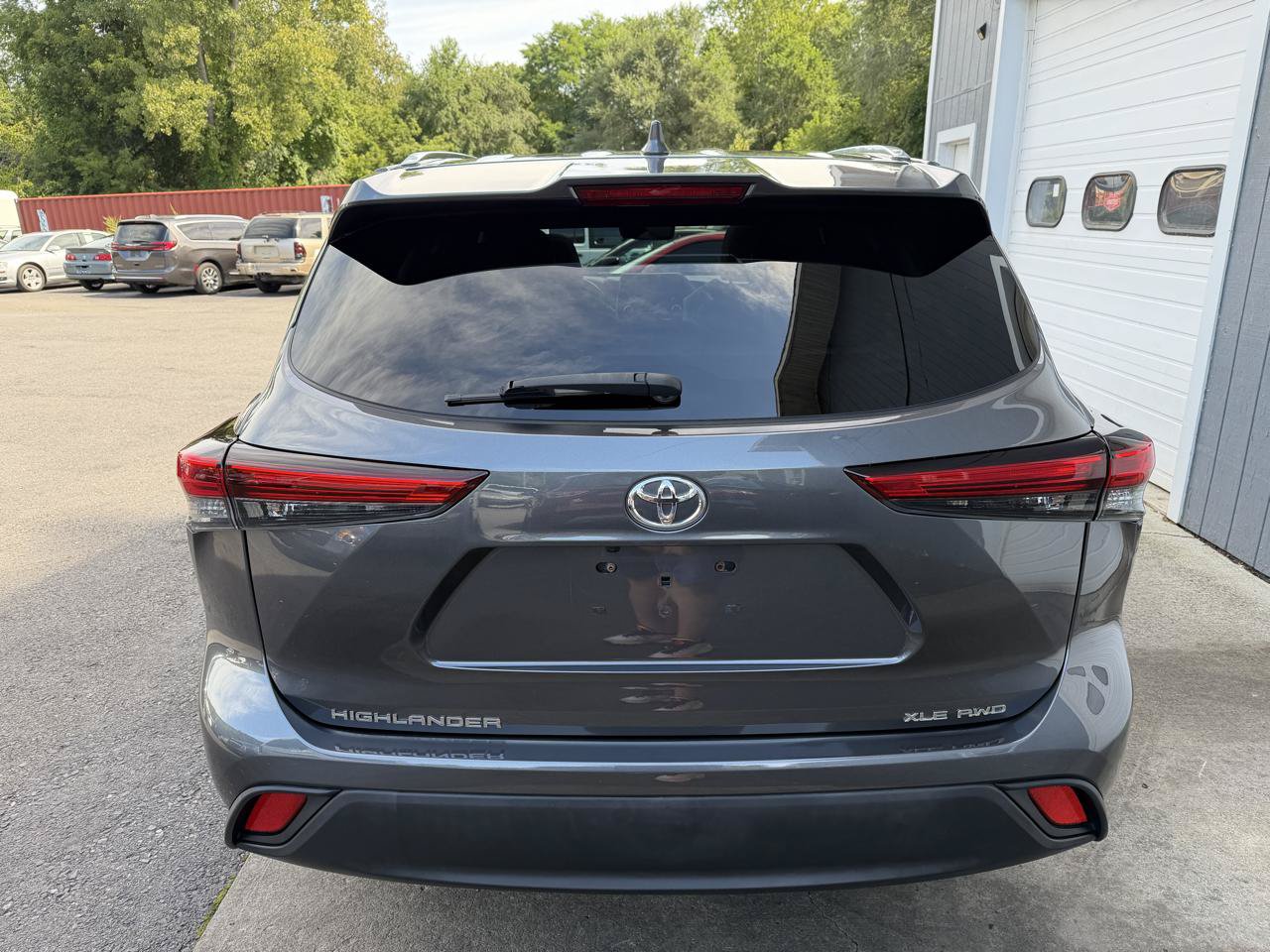 Used 2021 Toyota Highlander XLE AWD/4WD image 5