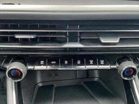 Used 2025 Chevrolet Traverse LT image 24