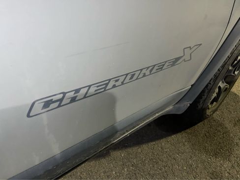 Used 2022 Jeep Cherokee Latitude w/ Sun & Sound Group image 10