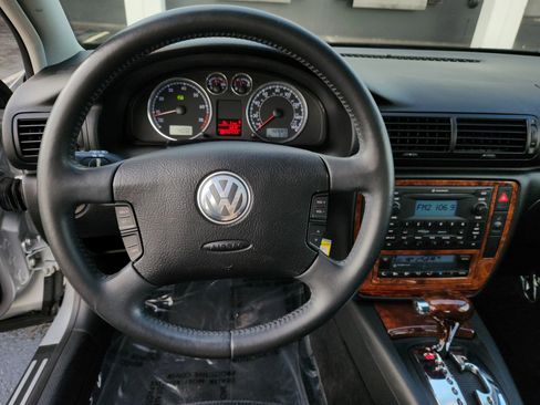 Used 2003 Volkswagen Passat GLX image 9