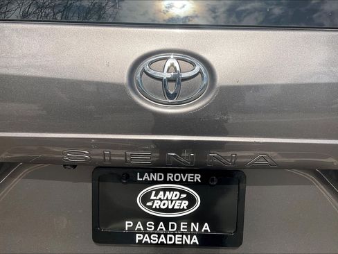 Used 2013 Toyota Sienna XLE w/ Premium Pkg FWD image 32