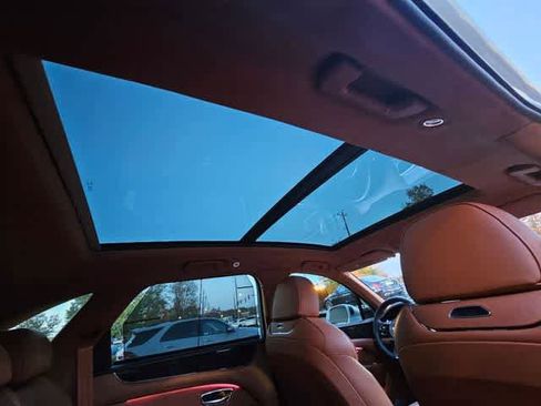 Used 2023 Bentley Bentayga Plug-In Hybrid image 21