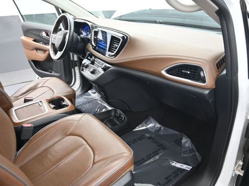 Used 2017 Chrysler Pacifica Limited FWD image 26