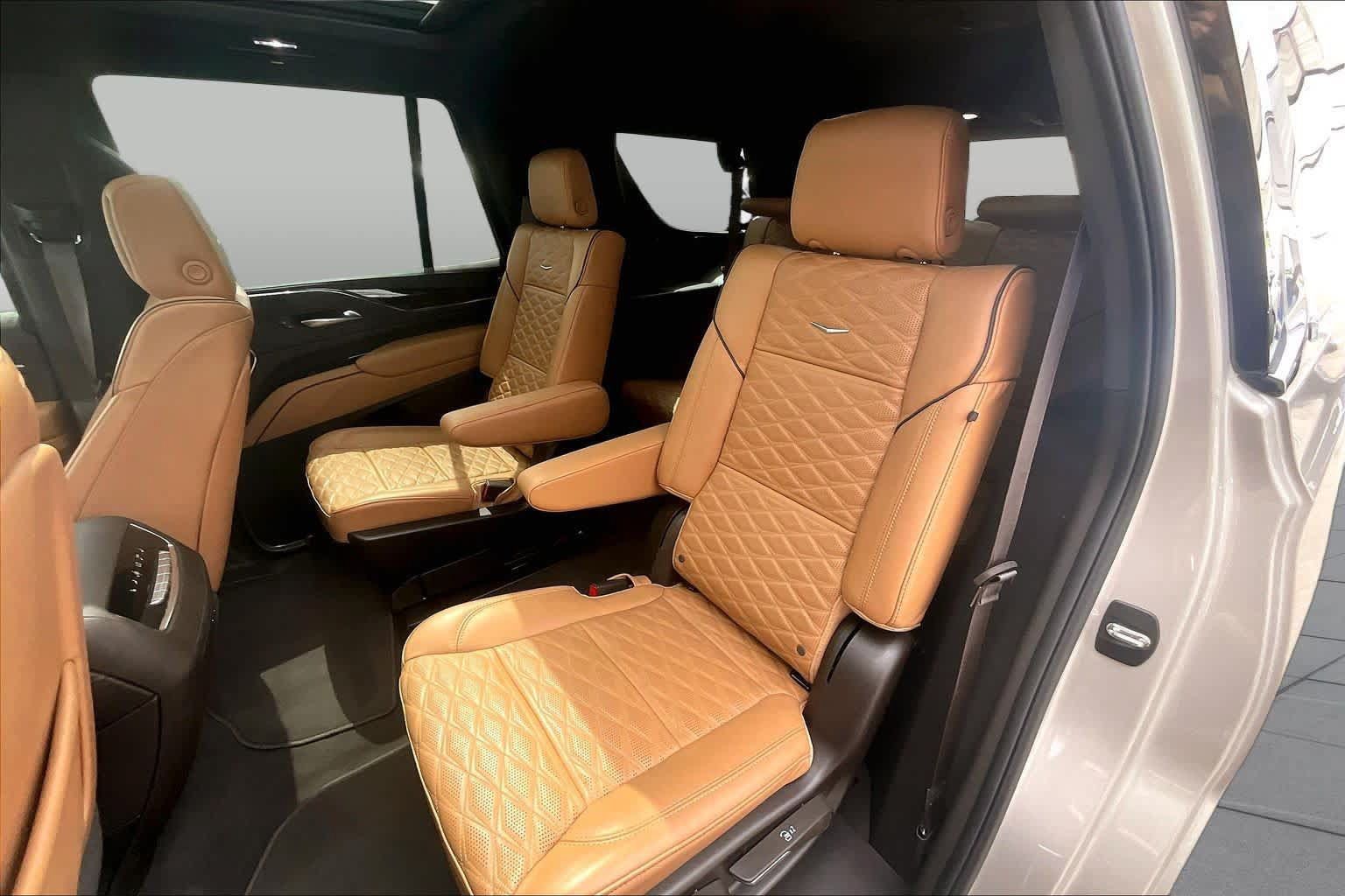 Used 2024 Cadillac Escalade Premium Luxury w/ Performance Package AWD/4WD image 41