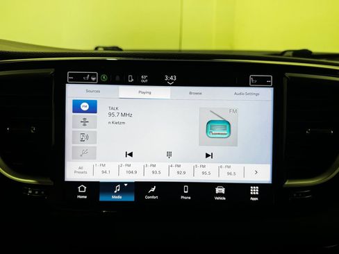 Used 2024 Chrysler Pacifica Touring-L FWD image 12