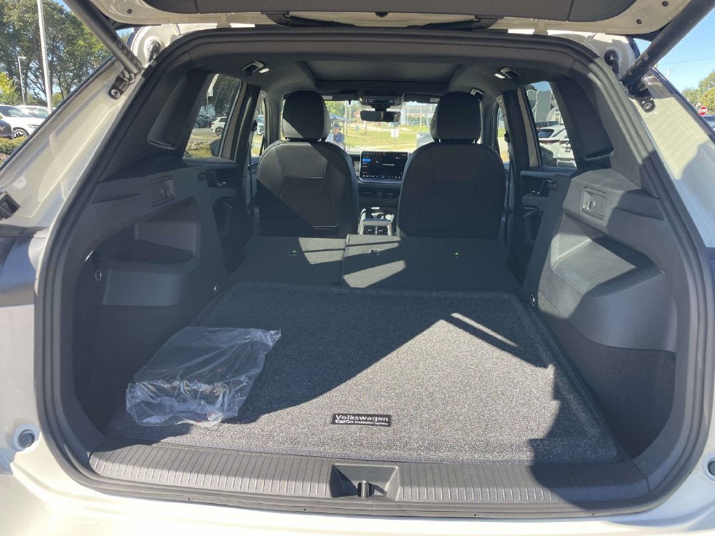 New 2026 Volkswagen Tiguan SE R-Line FWD image 10