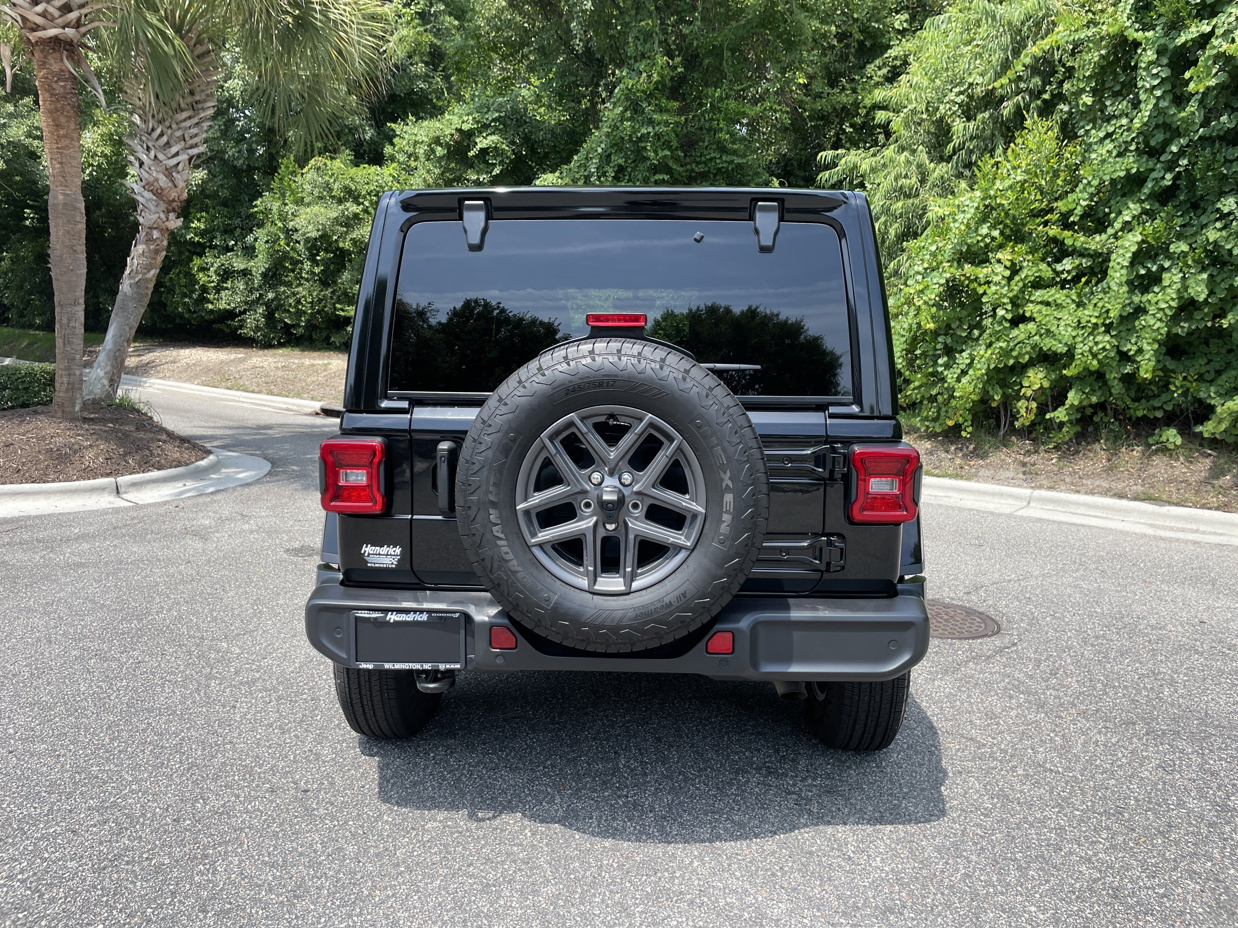 Used 2022 Jeep Wrangler Unlimited Sahara w/ LED Lighting Group AWD/4WD image 8