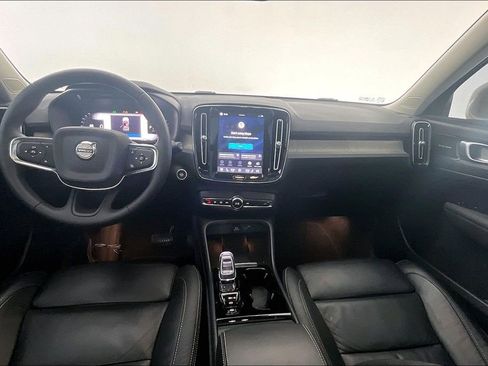 Used 2023 Volvo XC40 B4 Plus image 18