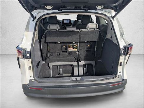 Used 2023 Toyota Sienna XLE image 7