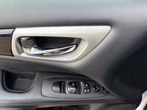 Used 2019 Nissan Pathfinder S image 9